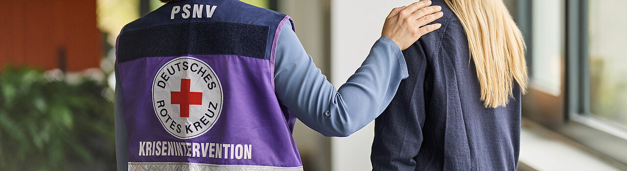 Mitarbeiterin mit der Weste des Kriseninterventionsteams