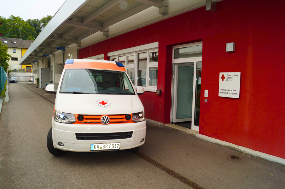 Fahrzeug des Krankentransports vor dem Gebäude in Grötzingen