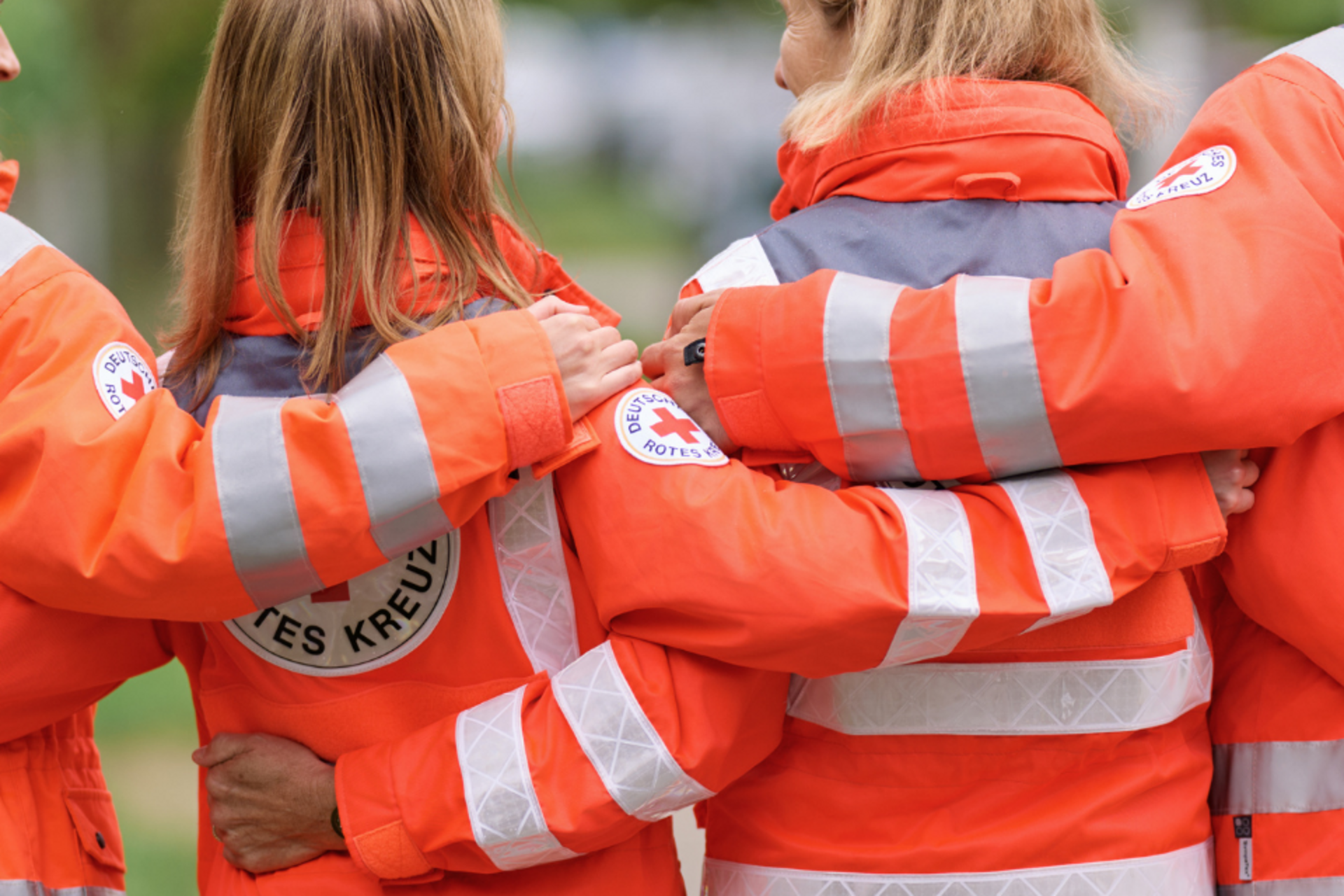 Rettungsdienst-Mitarbeitende halten sich im Arm