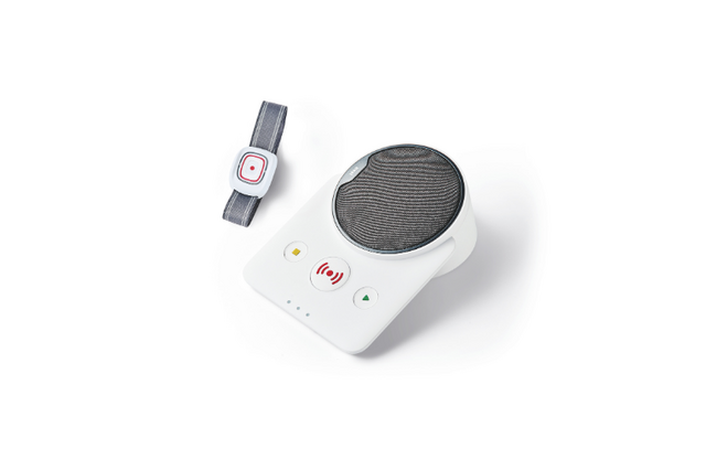 Abbildung des klassischen DRK-Hausnotrufs-Gerät, bestehend aus einer Basisstation mit rundem Lautsprecher sowie einem mobilen Sender, der als Armband getragen werden kann.