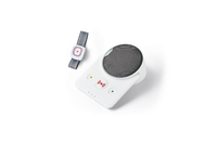 Abbildung des klassischen DRK-Hausnotrufs-Gerät, bestehend aus einer Basisstation mit rundem Lautsprecher sowie einem mobilen Sender, der als Armband getragen werden kann.