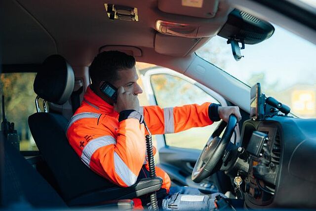 Ein Notfallsanitäter im NEF