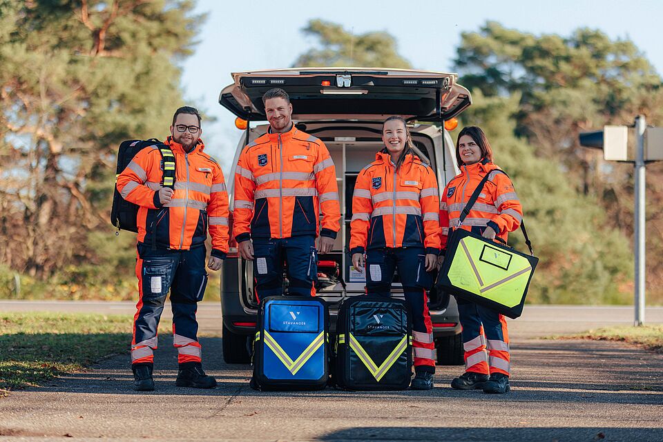 Zu sehen sind Rettungsdienst Mitarbeitende, Sanitäter