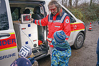 Kindernotarztwagen, Notarzt mit Kinder