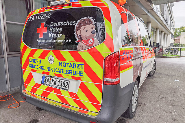 Kindernotarzteinsatzfahrzueg von hinten
