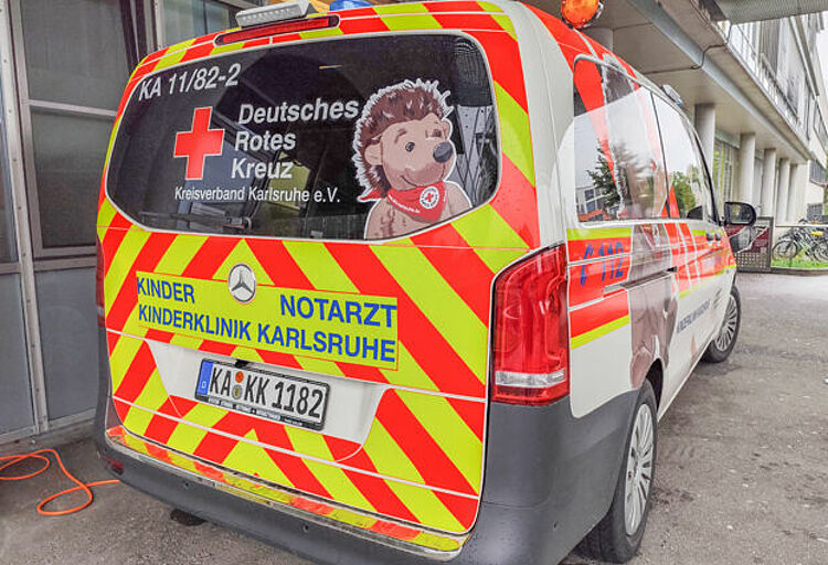 Kindernotarzteinsatzfahrzueg von hinten
