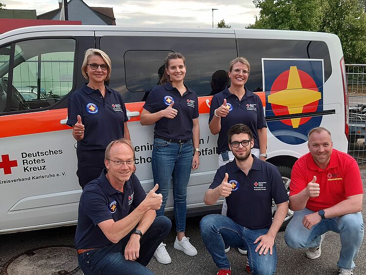 Das Team des PSNV vor ihrem Fahrzeug